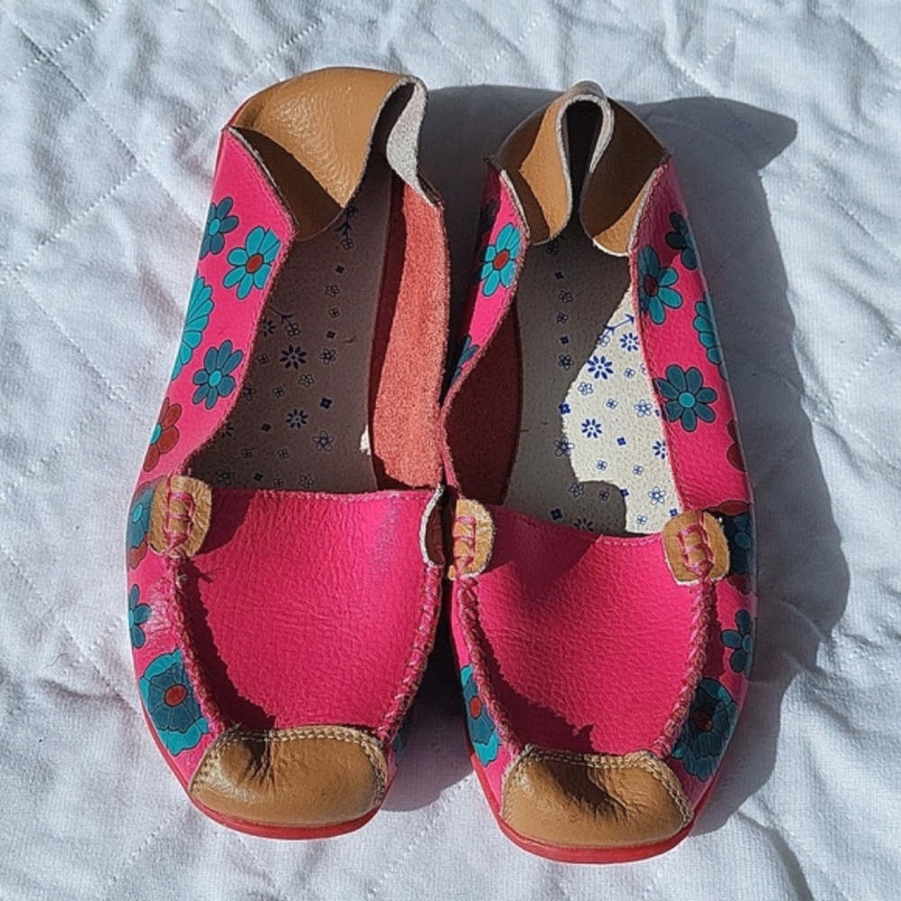 Ladies pink leather flat shoes, flowers, rubber sole designed like TV remote,